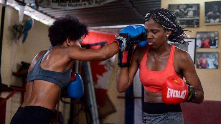 Práctica del boxeo femenino en Cuba.