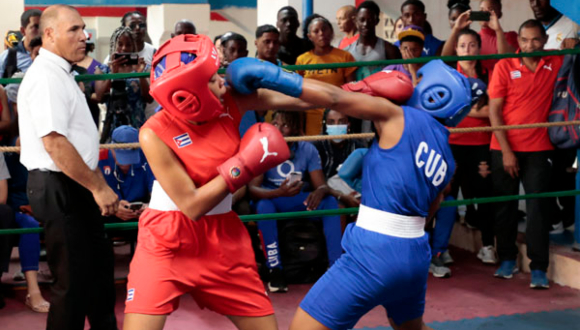 Primer cartel de boxeo femenino realizado en La Habana el viernes y sábado.