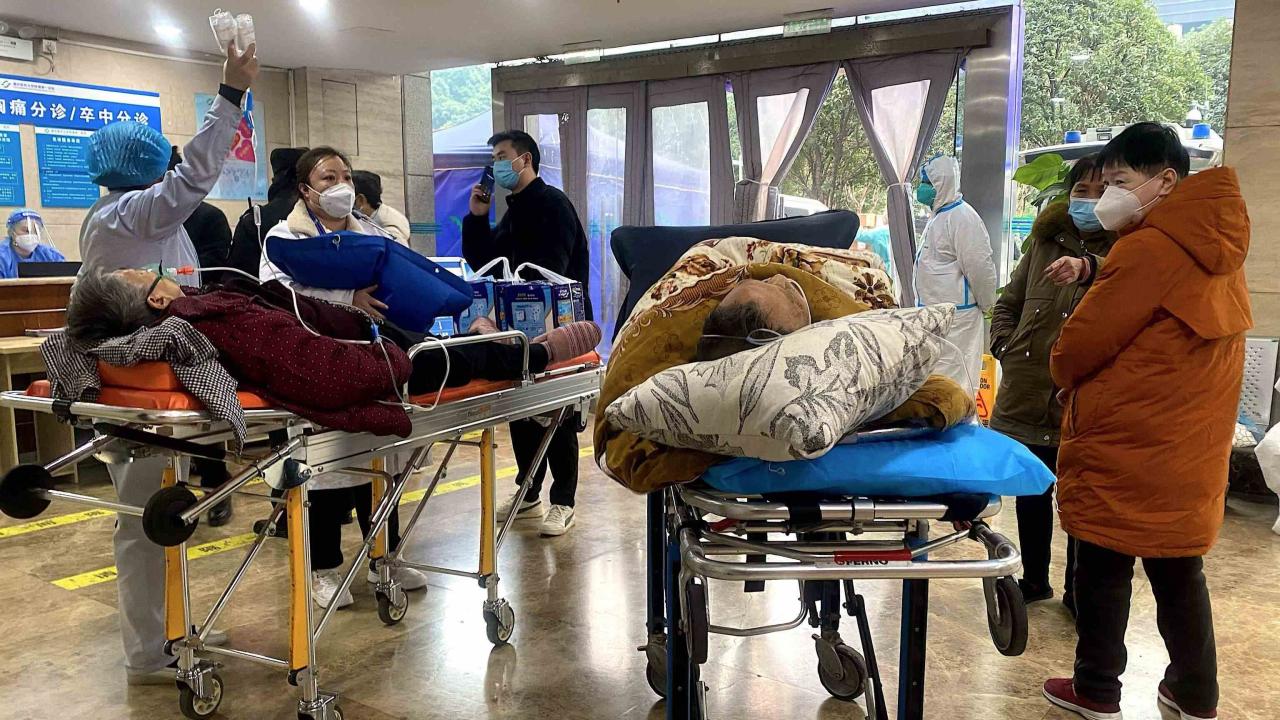 Pacientes con Covid en la urgencia de un hospital en China.