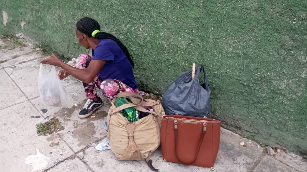 Una mujer viviendo en la calle en Cuba.