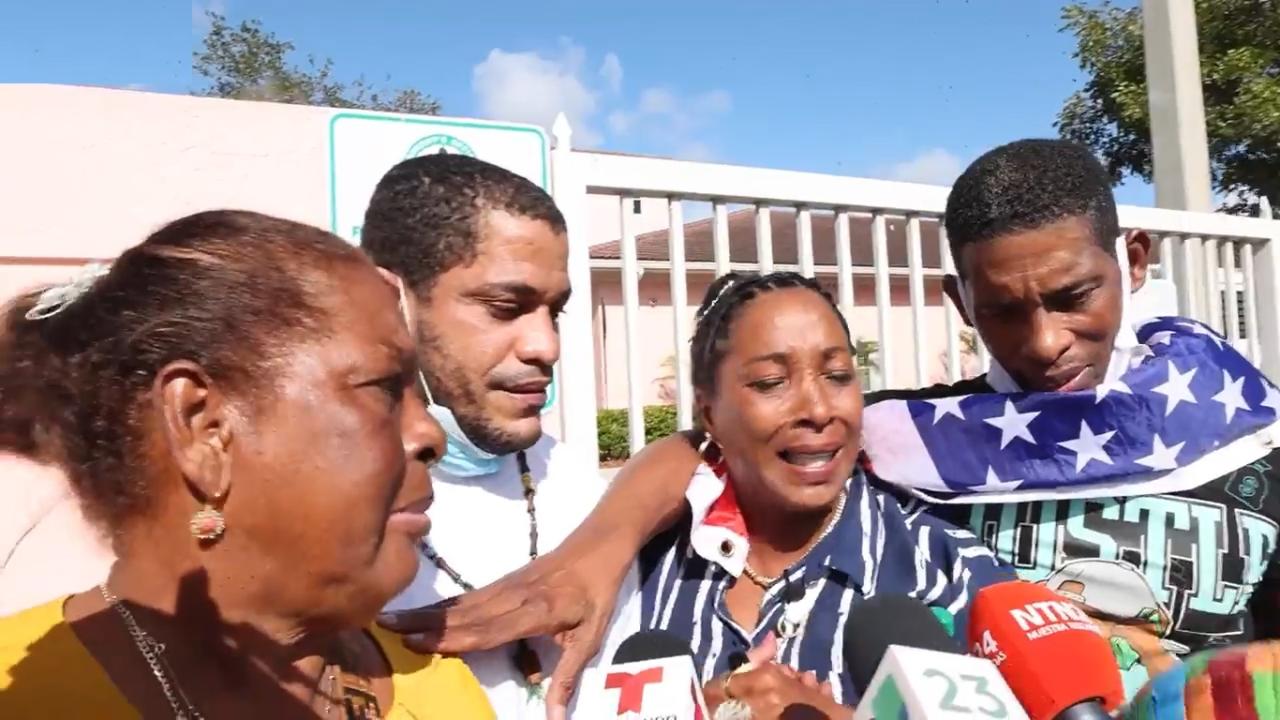 Migrantes cubanos liberados en Miami.