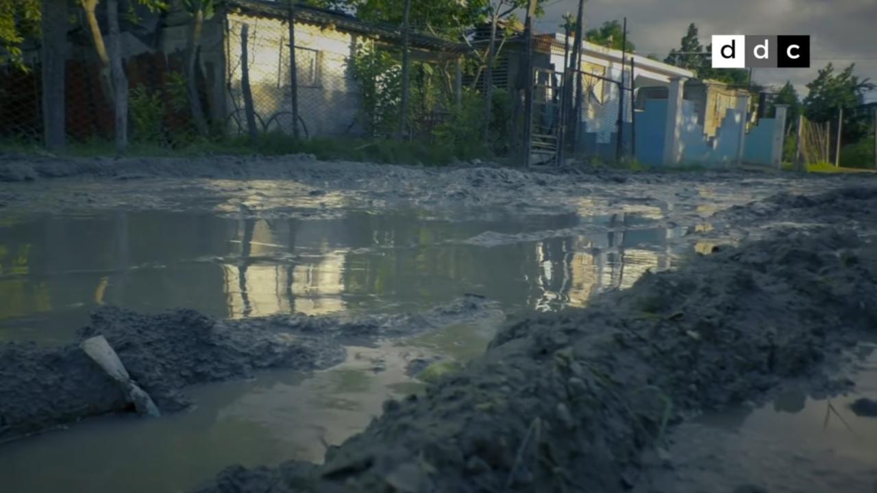 Estado de las calles llenas de agua y fango en un barrio de Guantánamo.