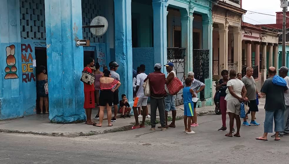 Cola para comprar pan en La Habana.