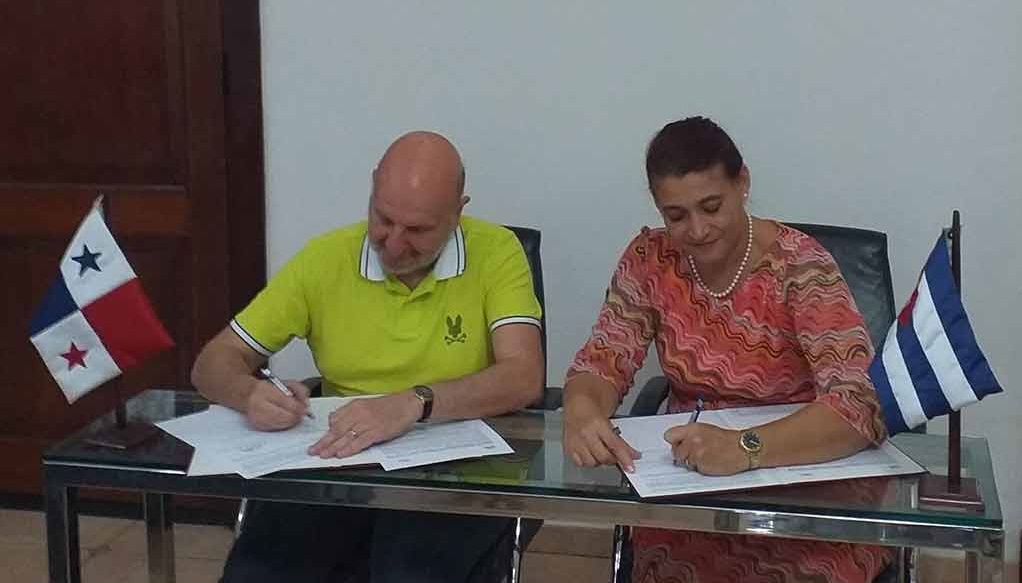 Firma del acuerdo entre el el director de la panameña Zona Libre Colón y su par de la Zona Especial de Desarrollo de Mariel.