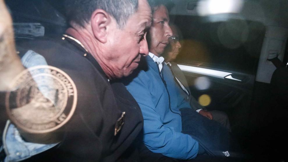 Pedro Castillo, con chaqueta azul, detenido.