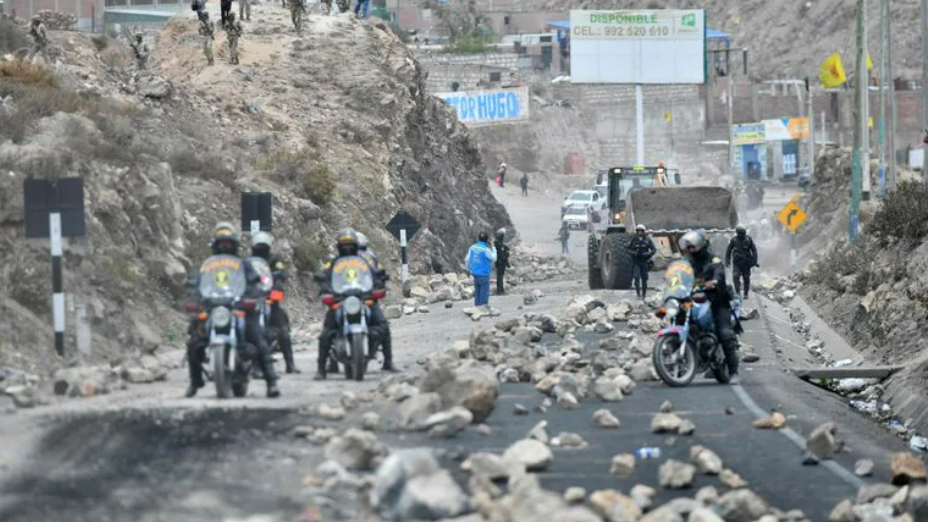 Carretera bloqueada durante las protestas en Perú.