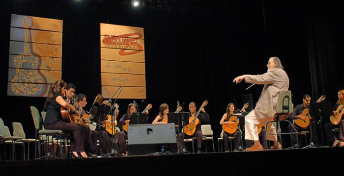 Jesús Ortega dirigiendo la orquesta de guitarras