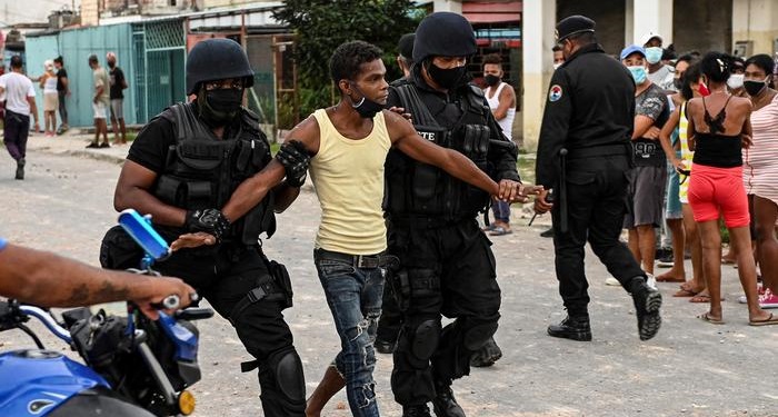 Cubano detenido por Tropas Especiales del Ministerio del Interior durante las protestas del 11 de julio de 2021.