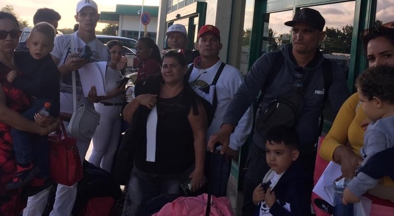 Cubanos varados en el Aeropuerto Internacional Frank País de Holguín.