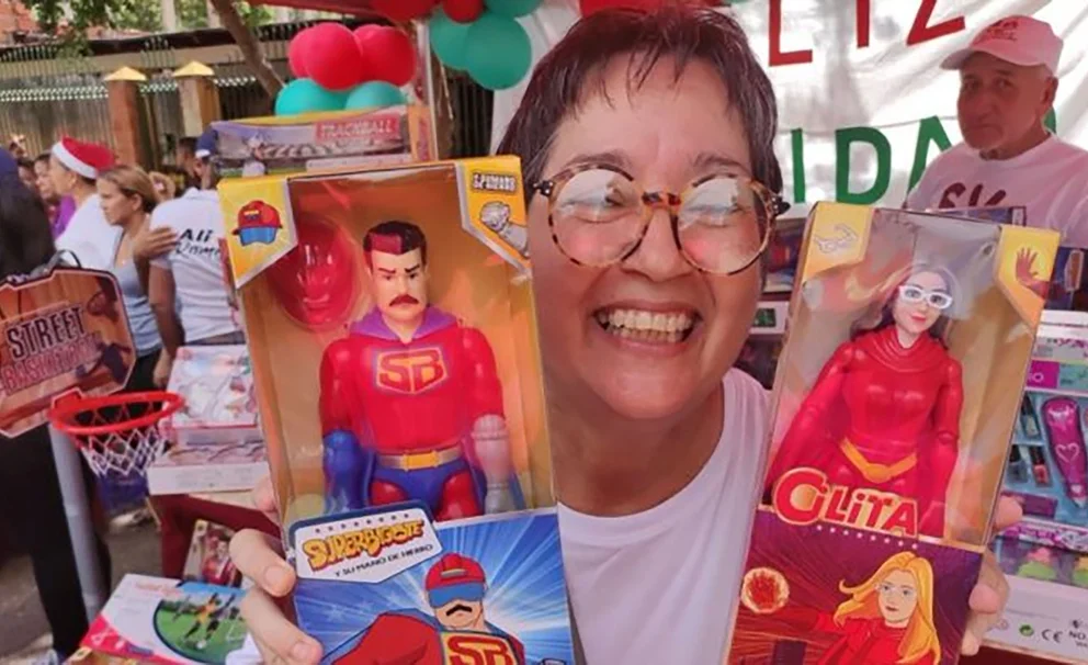 Venezolana con juguetes inspirados en Nicolás maduro y su esposa.
