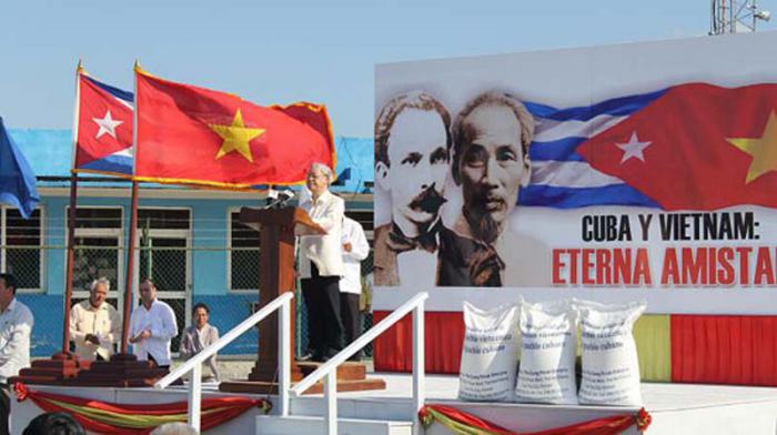 Acto político durante la visita de un funcionario partidista vietnamita a Cuba.