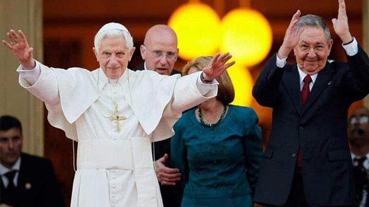 Benedicto XVI en su encuentro con Raúl Castro durante su estancia en Cuba.