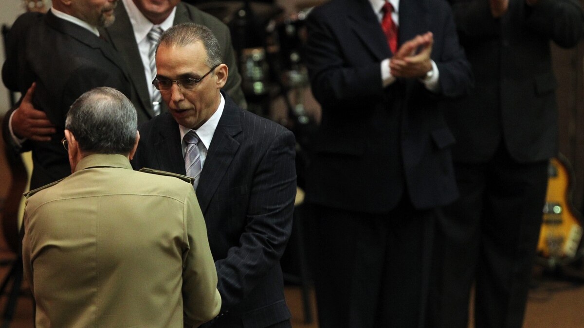 Raúl Castro saluda a Antonio Guerrero en una sesión de la Asamblea Nacional del Poder Popular.