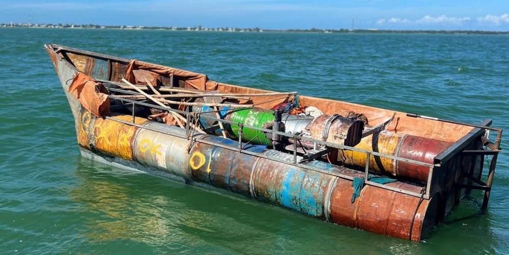 Balsa utilizada por migrantes cubanos interceptados por la Guardia Costera de EEUU.