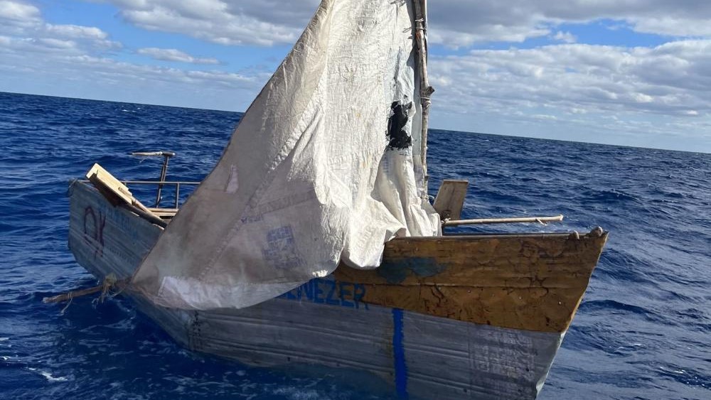 Bote de madera y chapas usado por migrantes cubanos para navegar hacia EEUU.