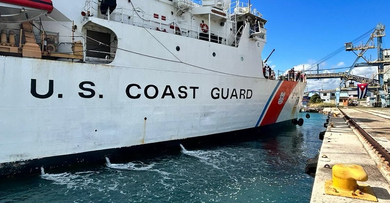 El barco Mohawk de la Guardia Costera de EEUU durante su atraque en el puerto de Matanzas.
