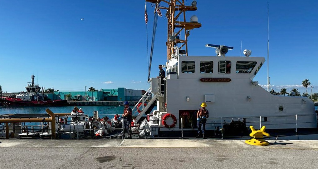 Tripulación de la Guardia Costera de EEUU durante el traslado de 17 balseros cubanos hacia Bahamas.