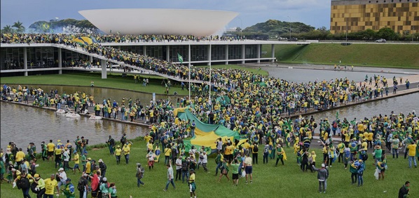 Bolsonaristas invaden el Palacio Presidencial de Brasilia.