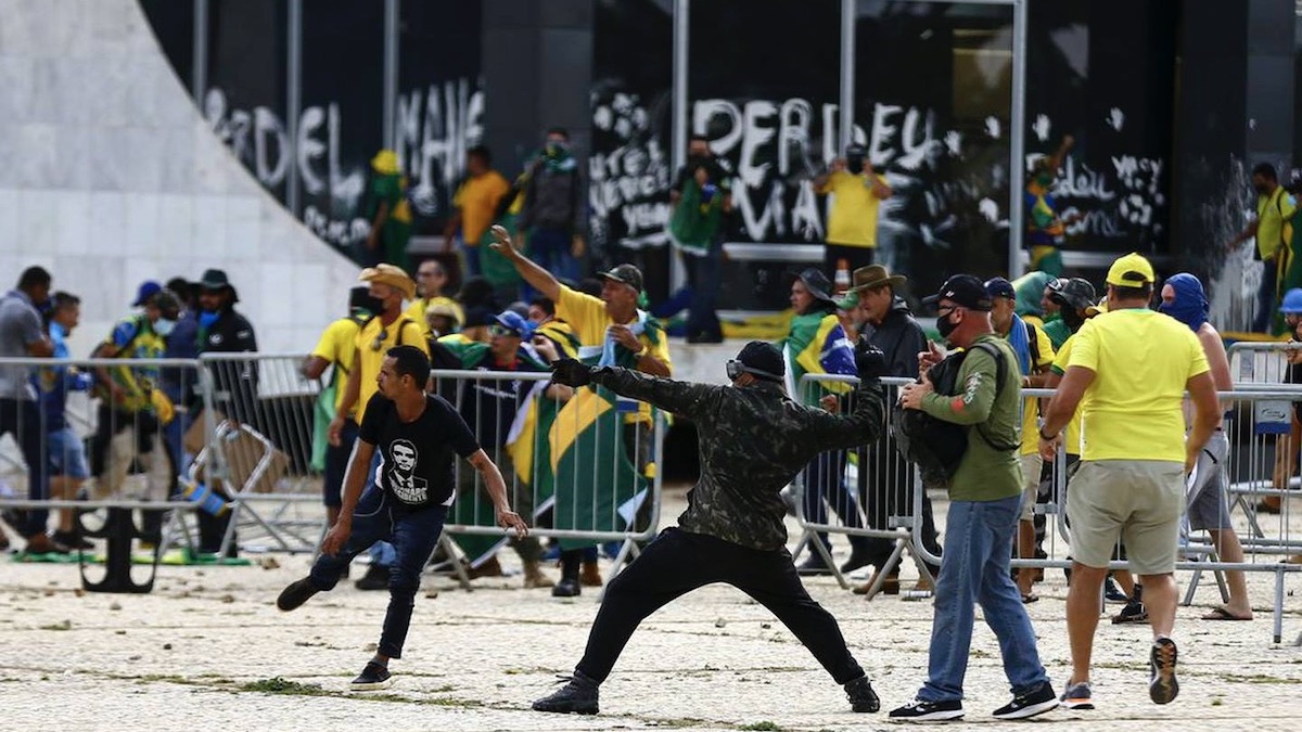 Asaltantes frente al Congreso de Brasil.