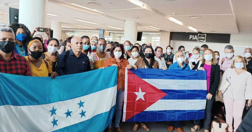 Maestros cubanos a su arribo a Honduras.