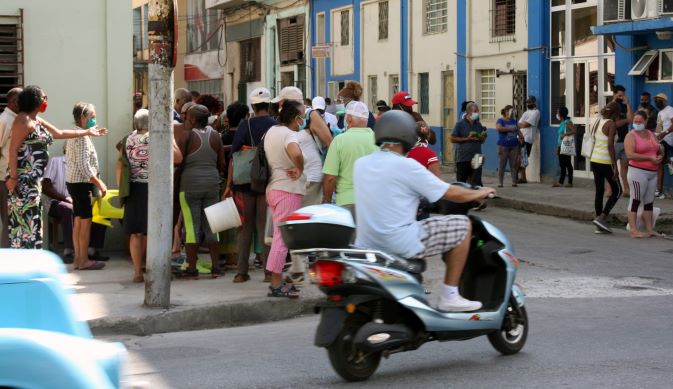 Una cola en La Habana.