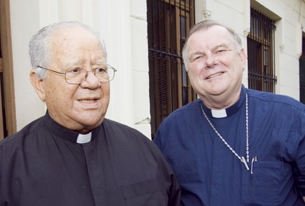 Arzobispo Pedro Meurice (izq.), junto a monseñor Thomas Wenski.
