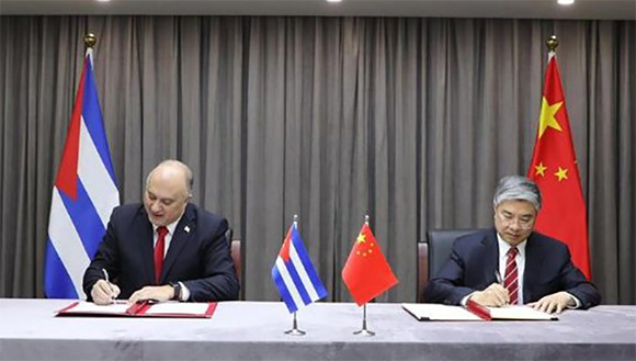 Firma de convenio por el cual China dona 100 millones de dólares al régimen cubano.