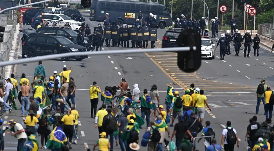 Enfrentamiento entre bolsonaristas radicales y las fuerzas del orden en Brasil.