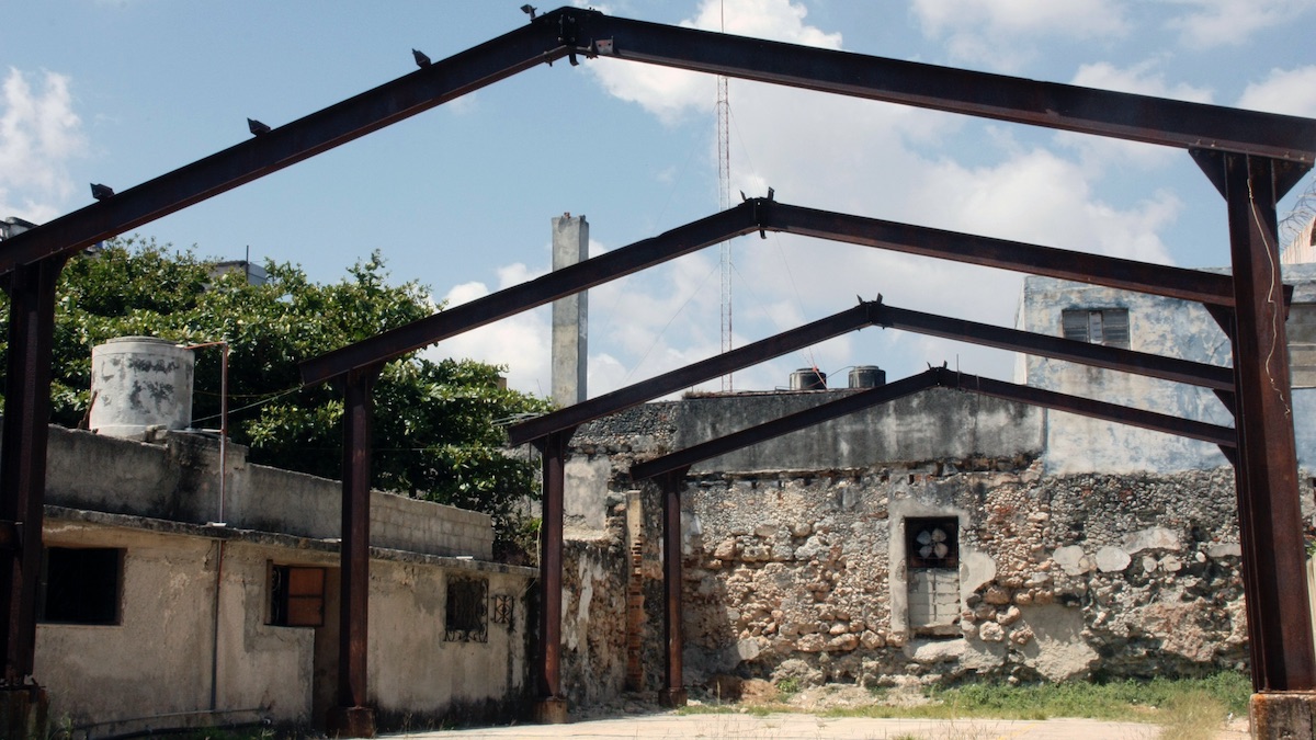 Una ruina industrial en La Habana, Cuba.