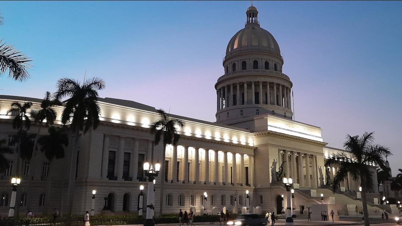 El Capitolio de La Habana al atardecer.