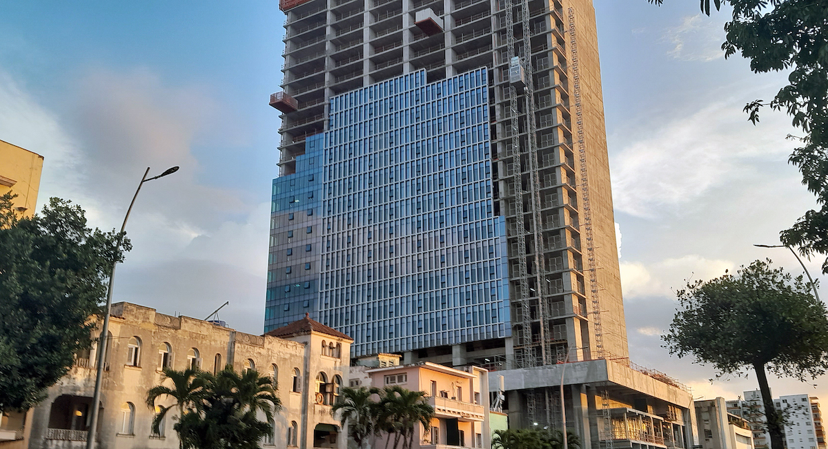 Construcción de un hotel en La Habana.