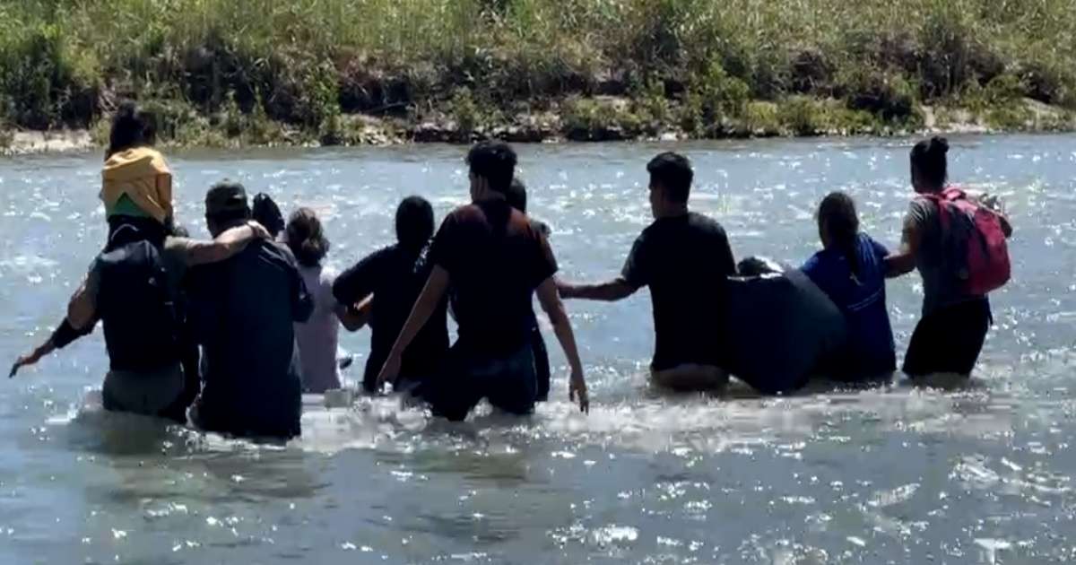 Cubanos cruzando el río Bravo para llegar a EEUU.