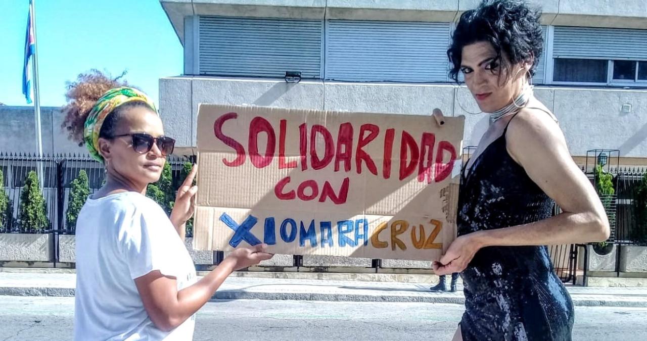 Los activistas cubanos Yanelys Núñez y Nonardo Perea en una protesta ante el Consulado de La Habana en Madrid.