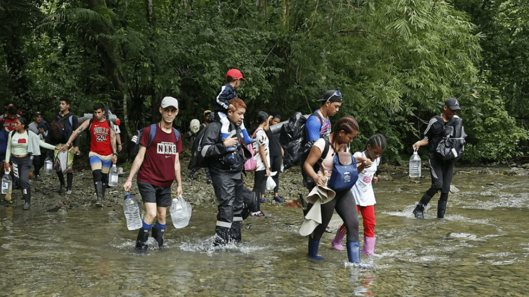 Migrantes cruzando el Darién.