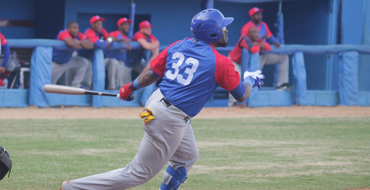El pelotero Yadir Drake, integrante del equipo Cuba al Clásico Mundial de Béisbol.