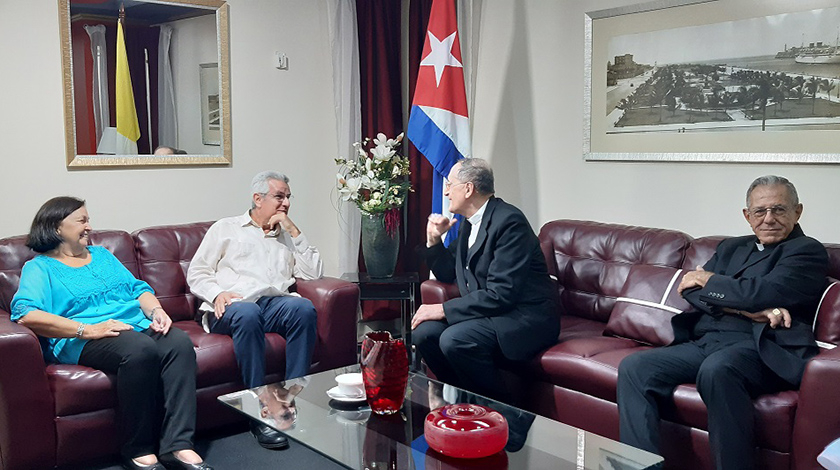 El exnuncio Beniamino Stella en su encuentro con dirigentes del régimen. 