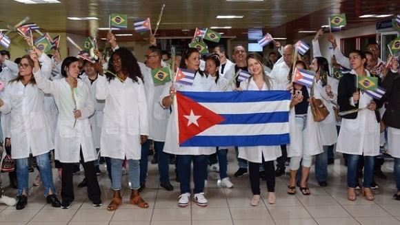 Médicos cubanos a su regreso a Cuba desde Brasil en 2018.