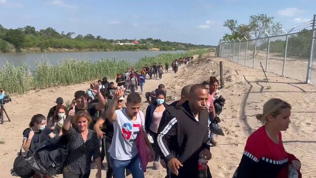 Migrantes cruzando la frontera sur de EEUU.