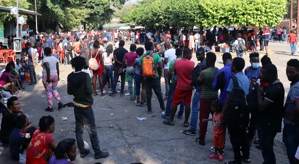 Migrantes a la espera de hacer sus trámites en Tapachula, México.