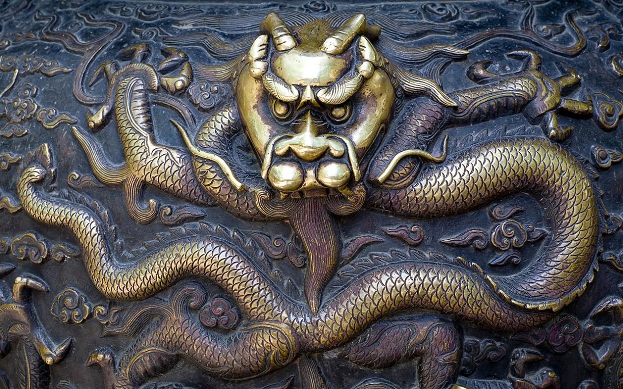 Dragón en bronce chino antiguo.