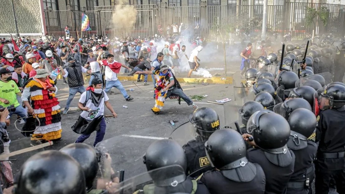 Manifestantes se enfrentan con la Policía en el Parque Universitario durante la llamada "toma de Lima", en Perú.