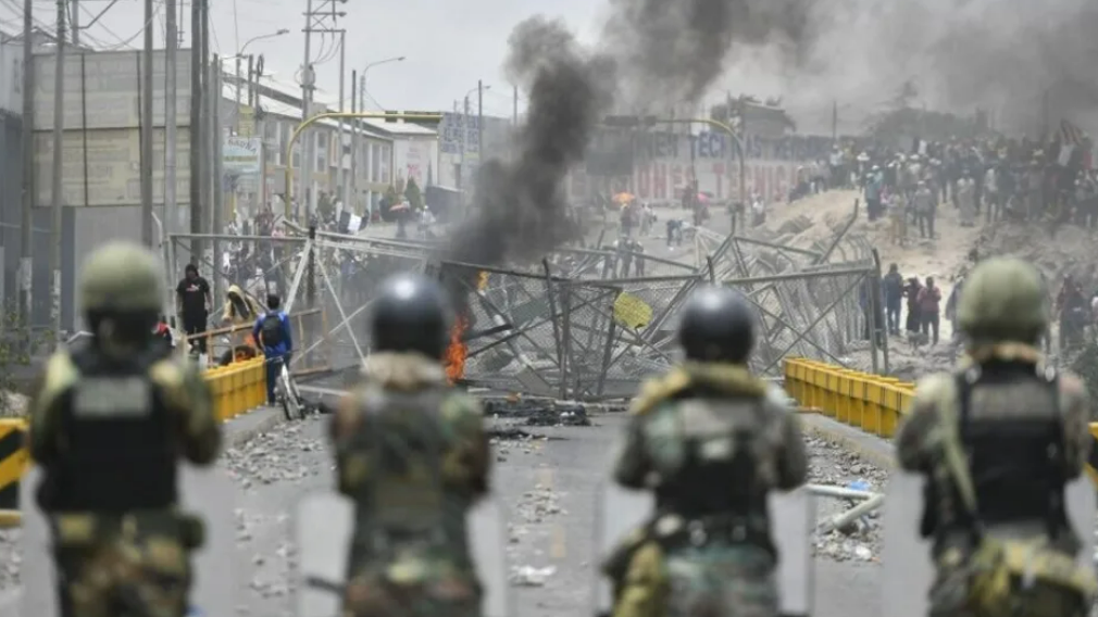 Cordón policial ante una barricada en Perú.