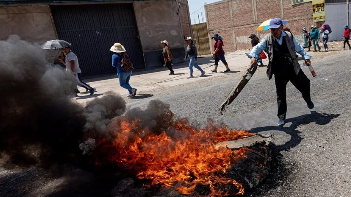 Un grupo de personas quemaba neumáticos durante una protesta el pasado 11 de enero en la ciudad de Tacna, Perú.