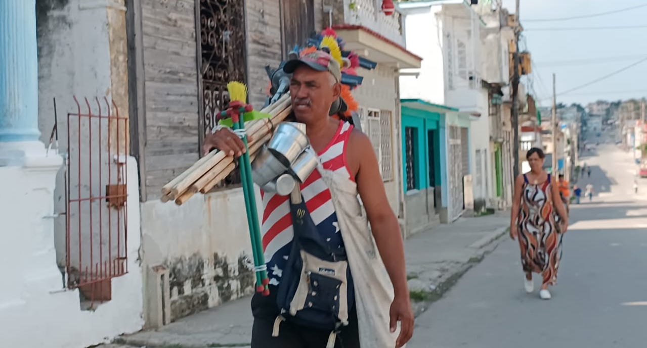 Un vendedor ambulante en La Habana.