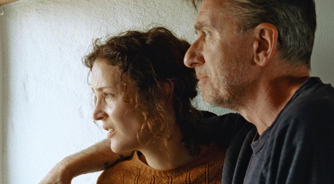 Vicky Krieps y Tim Roth en un fotograma de 'Bergman Island', de Mia Hansen-Løve.