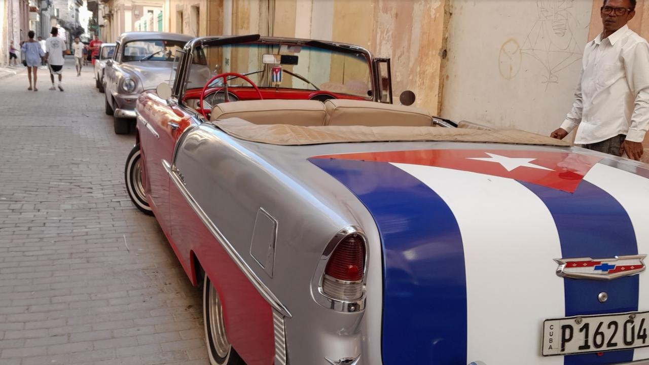 Un coche clásico aparcado en una calle de La Habana.
