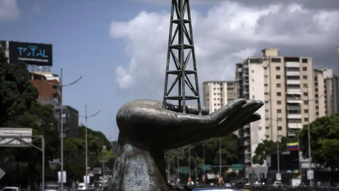 Escultura en las afueras de la sede de PDVSA en Caracas.