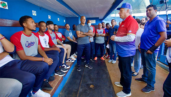 Miguel Díaz Canel conversa con el equipo de béisbol al Clásico Mundial. 