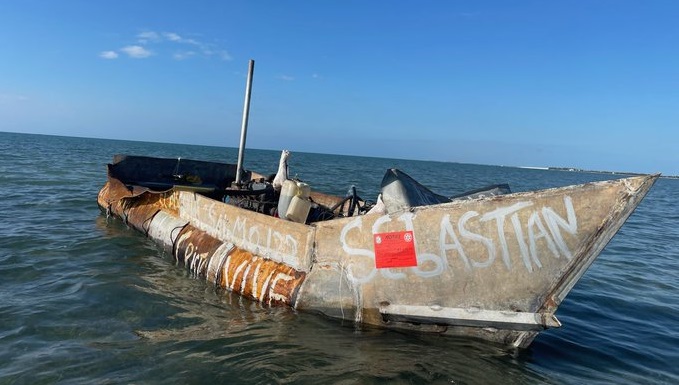 Embarcación rústica utilizada por migrantes cubanos que llegaron a Florida.