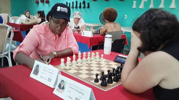 La ajedrecista cubana Oleiny  Linarez (der) en una partida.